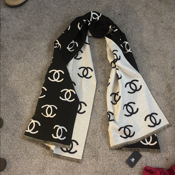 CHANEL SCARF 🧣 (half cashmere) - Picture 5 of 7